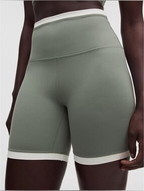 🆕💚 Lululemon Align Super High Rise Short 6” Trim - Willow Leaf/Light Ivory